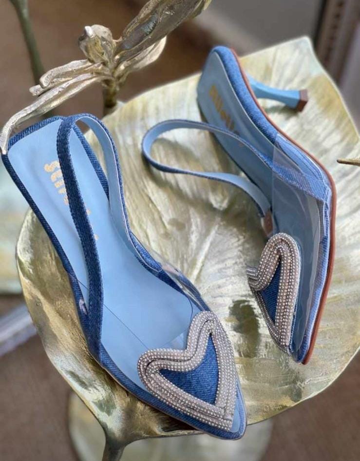 STILETTOS-✨ Stiletto Corazón: Elegancia y Romance en Cada Paso ✨