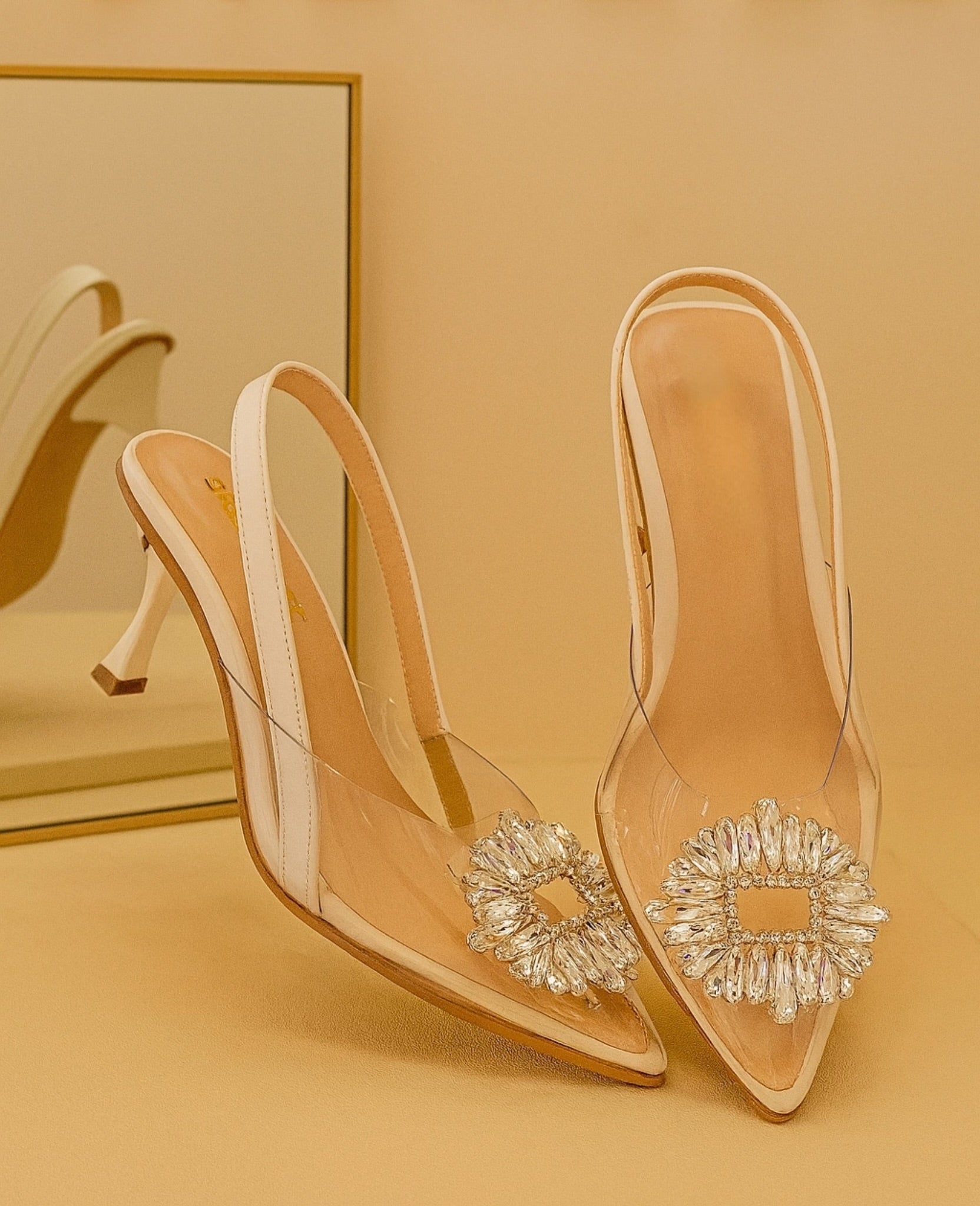 ✨ STILETTOS CON HERRAJE: Elegancia Atemporal con Toque Brillante 👠✨