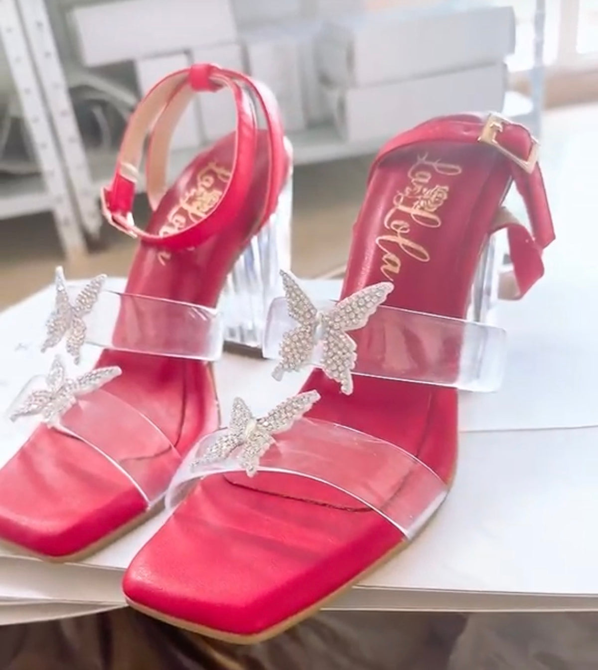 ❤️ Combo Butterfly Red – ¡Dos irresistibles razones para robar miradas! 👠�