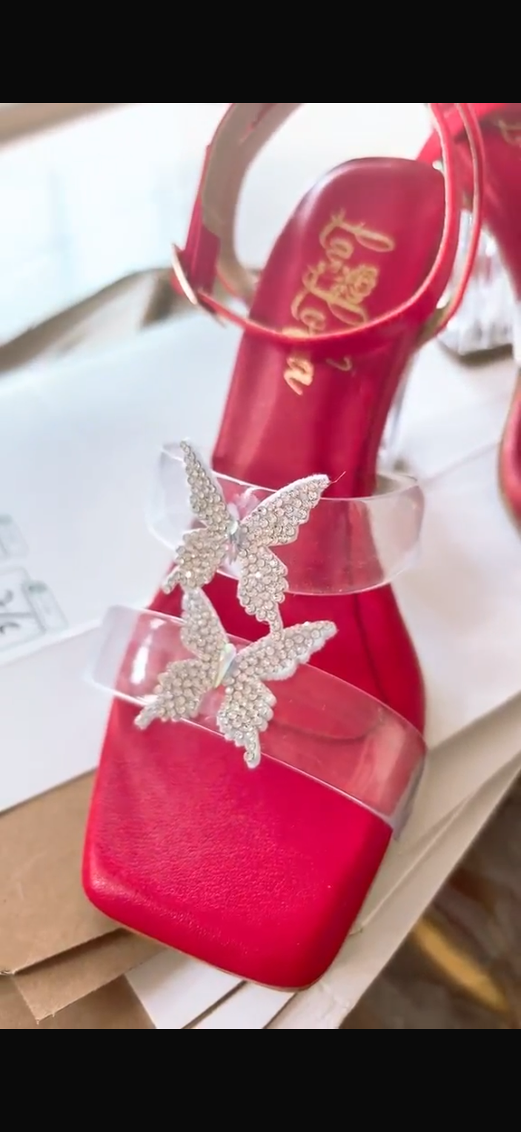 ❤️ Combo Butterfly Red – ¡Dos irresistibles razones para robar miradas! 👠�