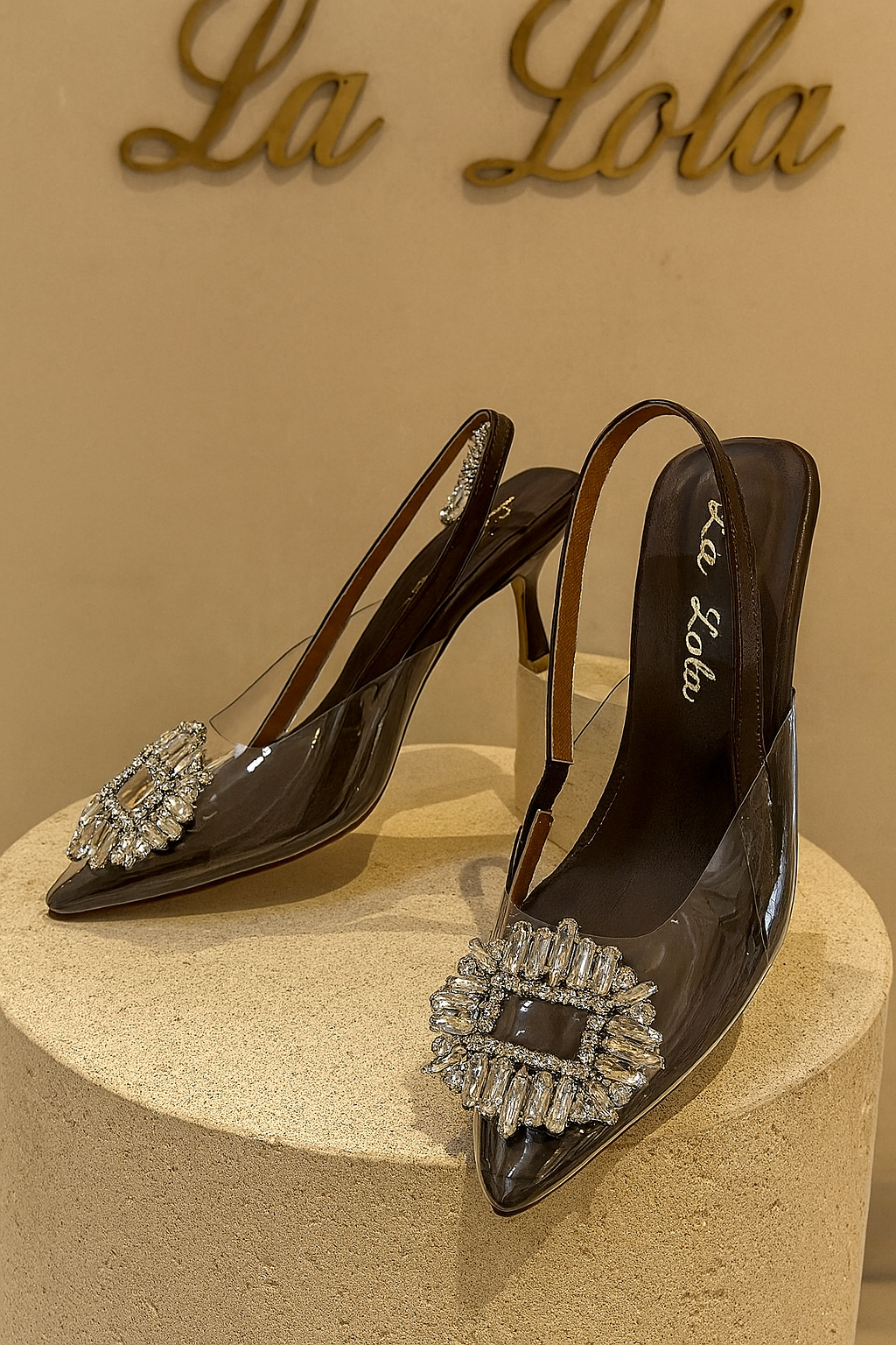 ✨ STILETTOS CON HERRAJE: Elegancia Atemporal con Toque Brillante 👠✨